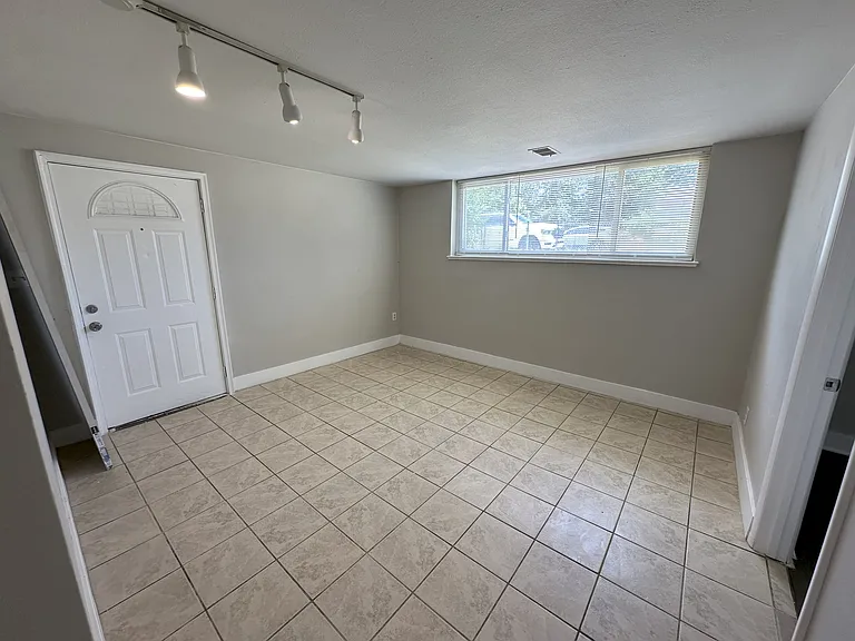 1643 Beeler St #B — Photo 2