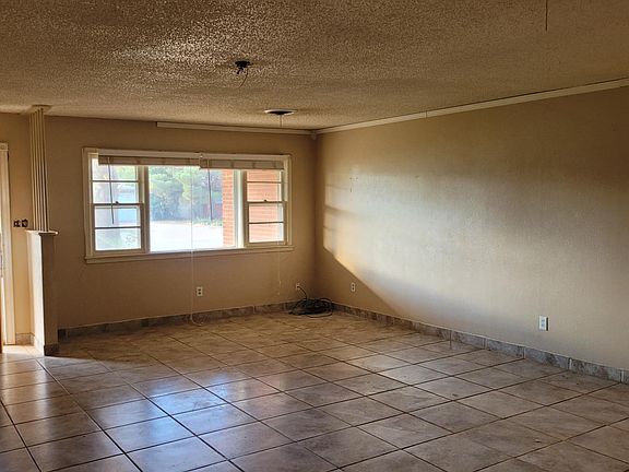 3rd image of 105 E Hayes Ave