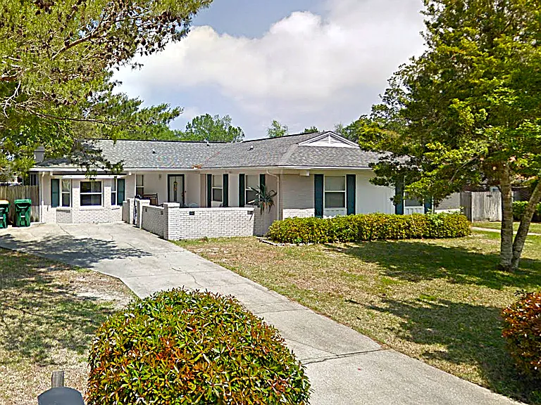 401 Crystal Ln — Photo 1
