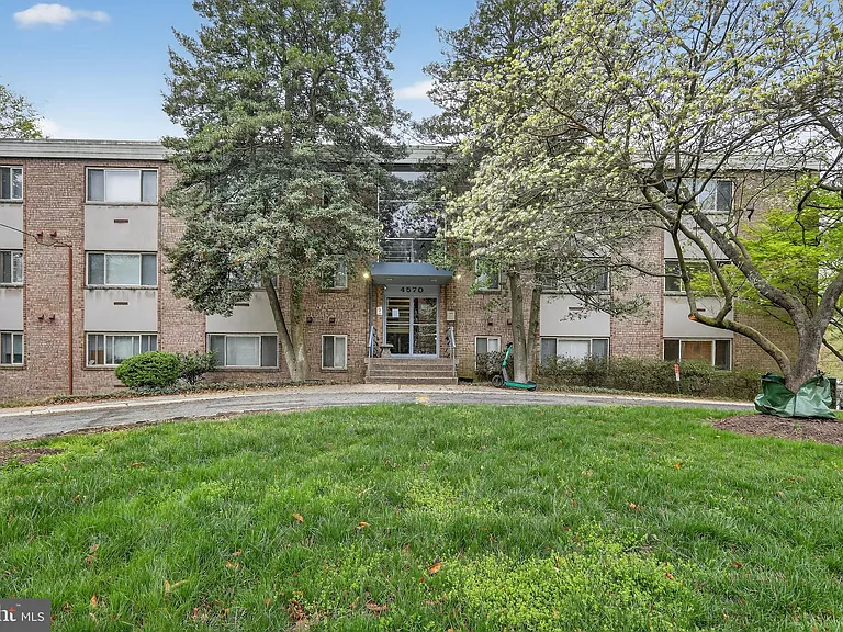 4570 Macarthur Blvd NW #208 — Photo 1