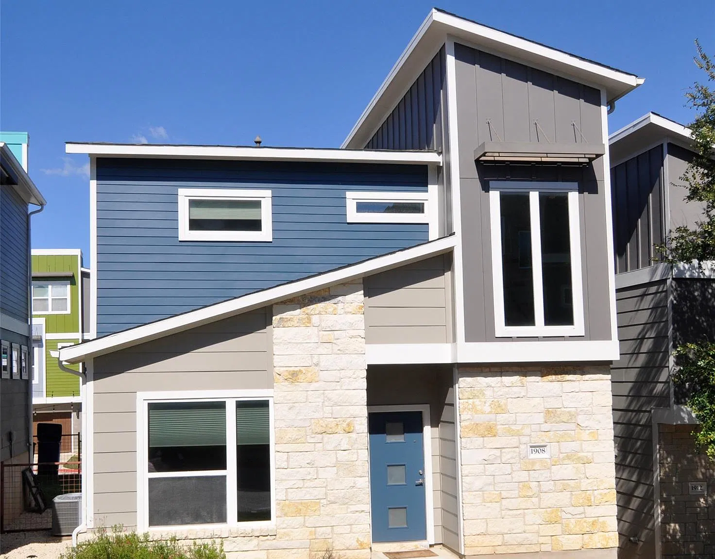 2 bed, 2.5 bath, 1456 sqft, $2,400 — Photo 1