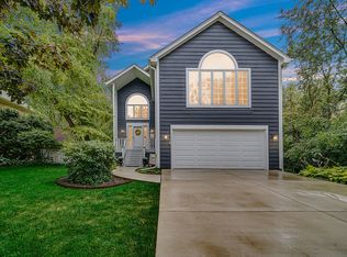 217 S Weller Ln, Mount Prospect, IL 60056