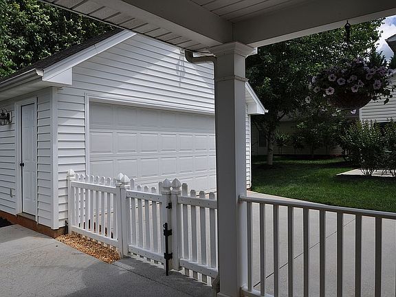 4th image of 337 Wyndhurst Dr