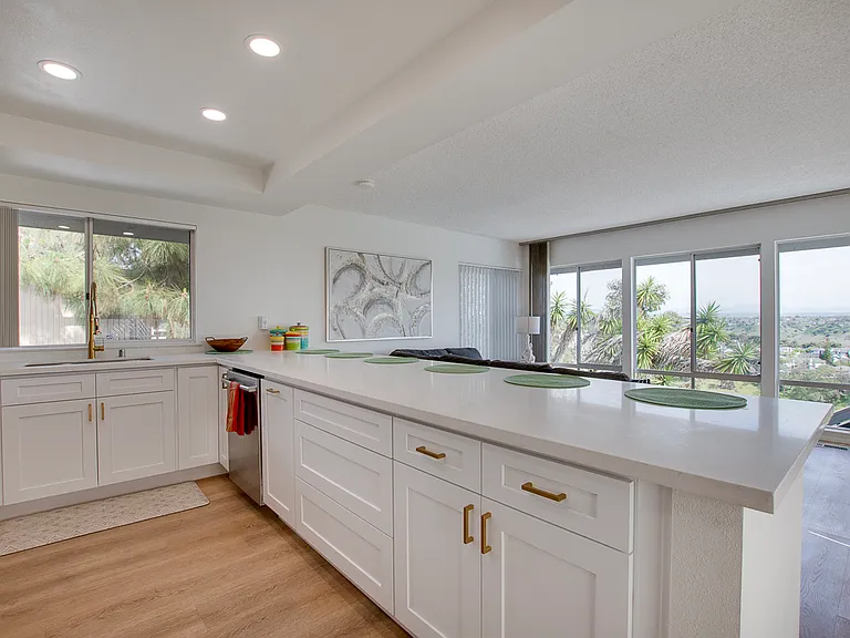 8143 La Jolla Scenic Dr N — Photo 9