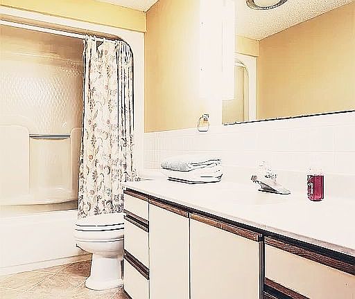 Lower level full bathroom 