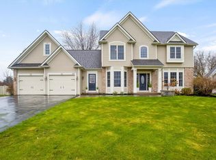 215 Gallant Fox Ln, Webster, NY 14580