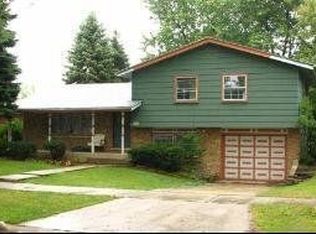 996 Huron Dr, Elgin, IL 60120