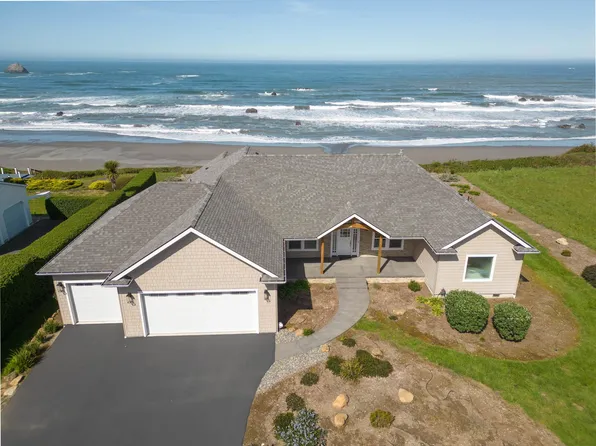 240 Struebing Dr, Smith River, CA 95567