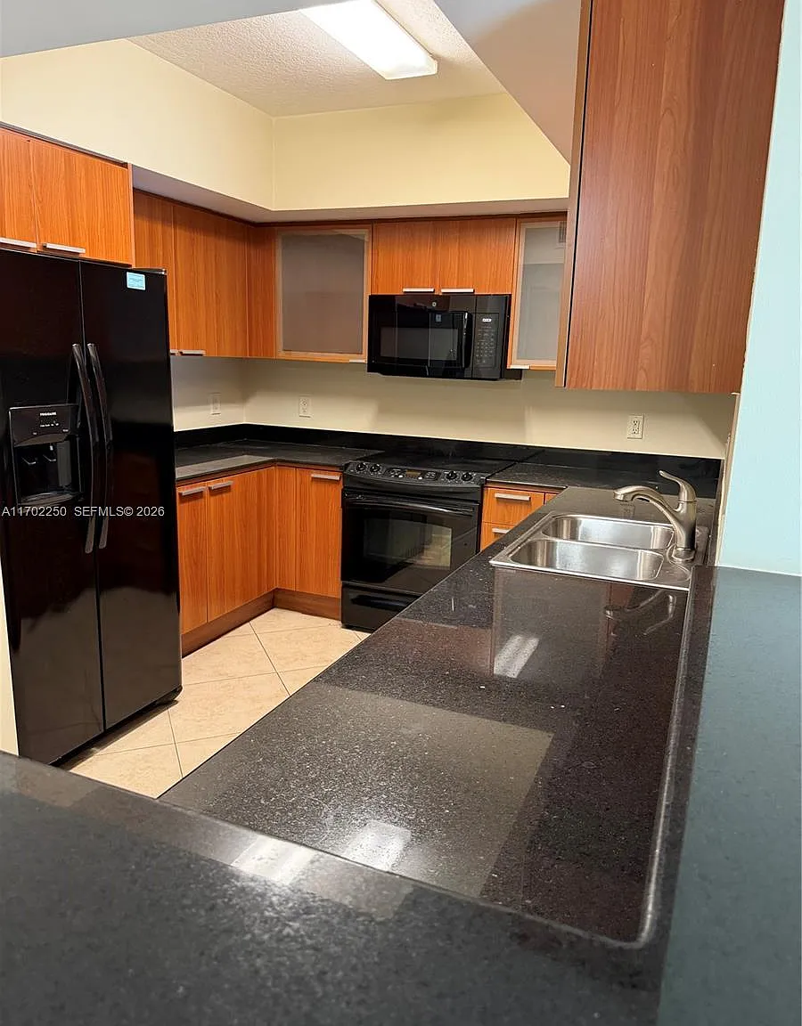 La Perla Condo — Photo 4
