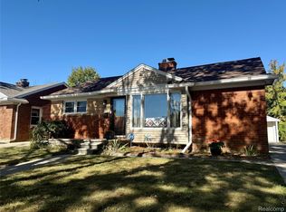21751 Edmunton St, Saint Clair Shores, MI 48080