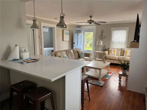 53 Center Ave, Middletown, RI 02842