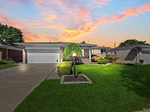 2nd image of 32429 Whitley Cir