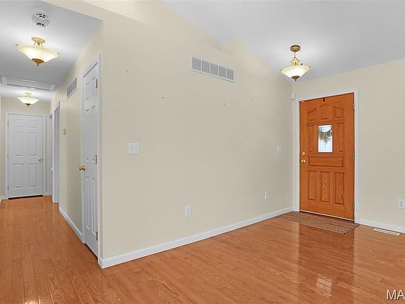 5th image of 112 Bates St