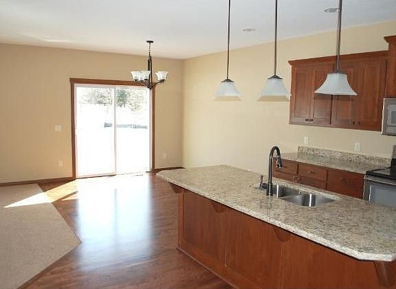 3rd image of 1465 Amundson Ln
