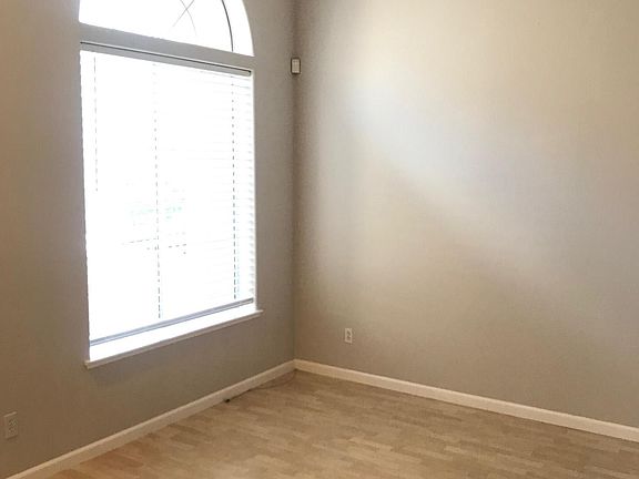 5th image of 206 Moresby Ln #206