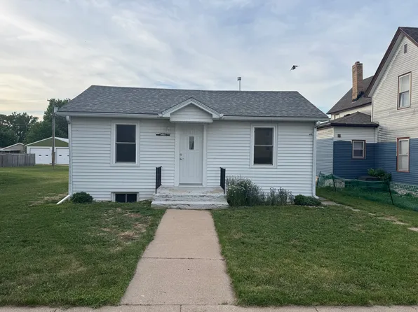 802 State St, Creighton, NE 68729