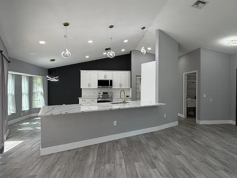323 Aurora St NW — Photo 9