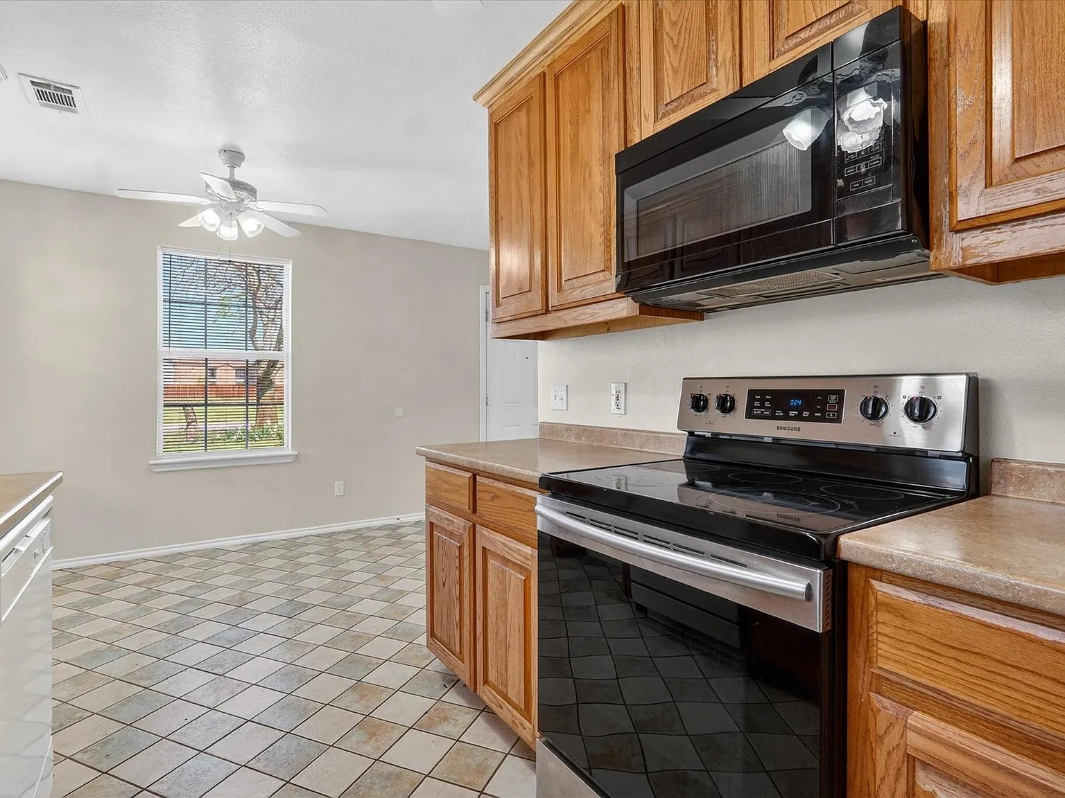 3 bed, 1288 sqft, $1,375 — Photo 4