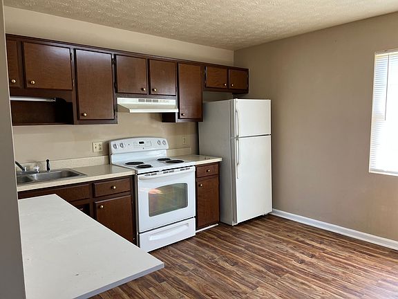 4th image of 1719 Lynn Dr #19