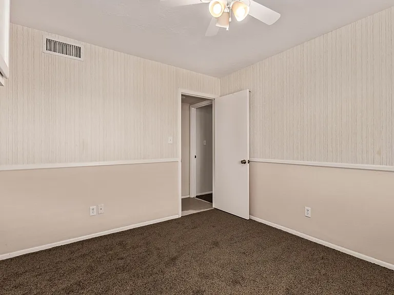 2637 E Sierra St — Photo 27