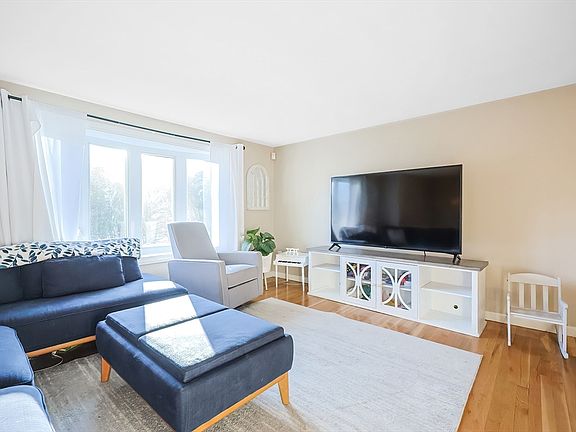 4th image of 163 Everett Cir