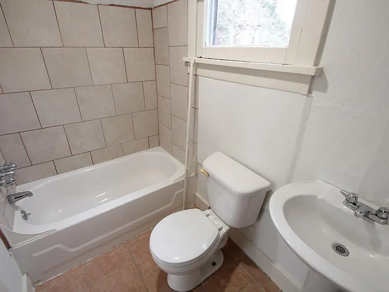 442 Franklin Ave — Photo 16