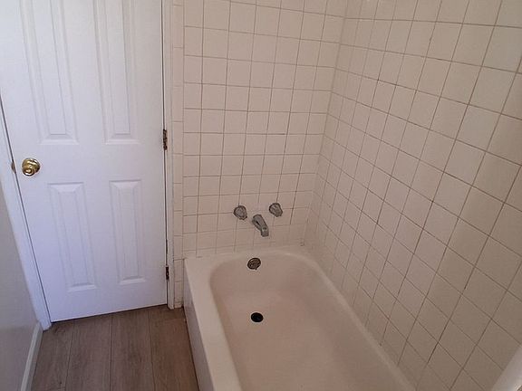 5th image of 1536-38 Locust Ave APT B