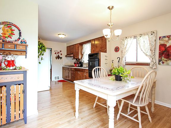 4th image of 28 N Metropolitan Ave