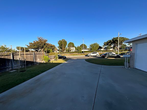 Great driveway for lots of parking