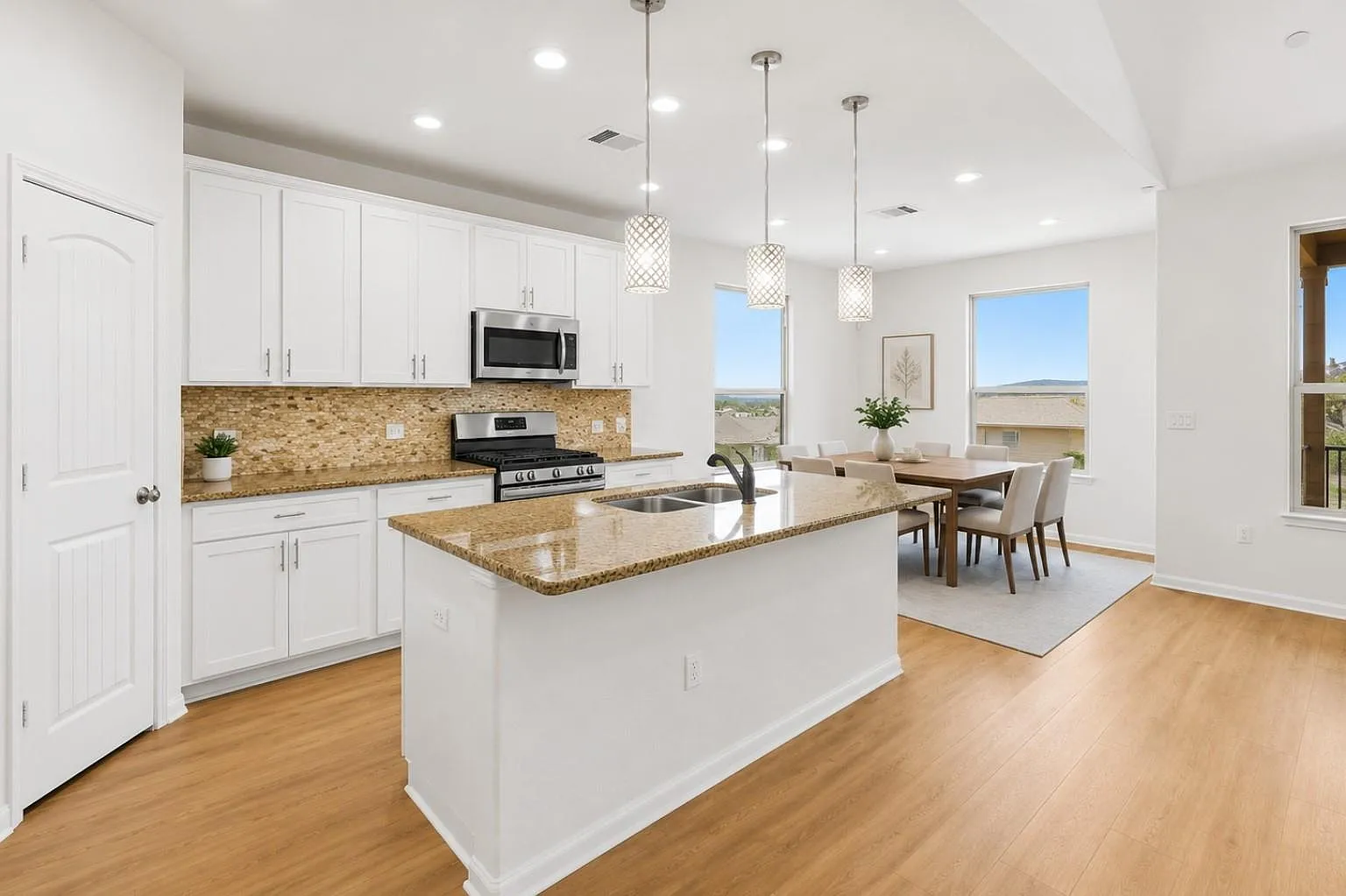 5 bed, 4.0 bath, 3023 sqft, $2,995 — Photo 2
