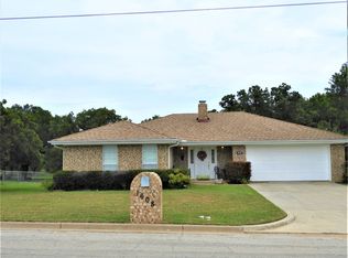 1608 W College St, Jacksboro, TX 76458