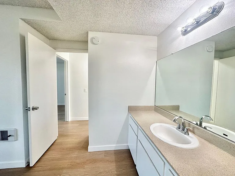 Westgate Villa Apartments — Photo 30