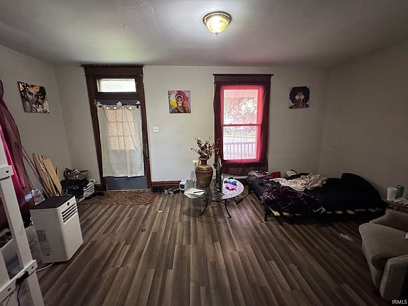 2nd image of 2927 Broadway