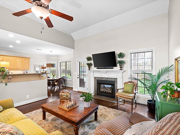 5th image of 934 Willow Cir