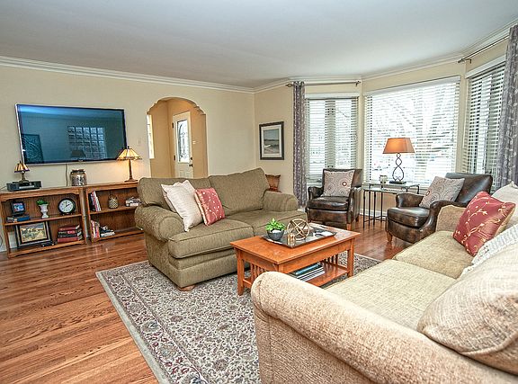 3rd image of 701 N Stone Ave