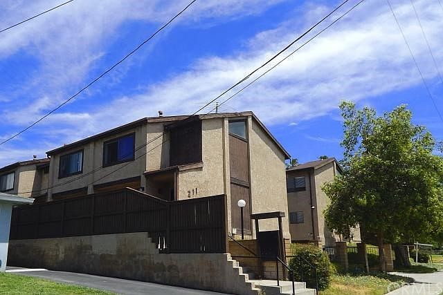 1st image of 211 Palmetto Dr APT 2