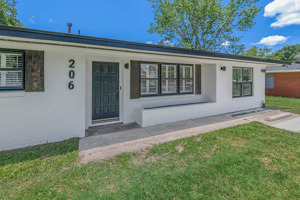 4 bed, 2000 sqft, $3,400 — Photo 1
