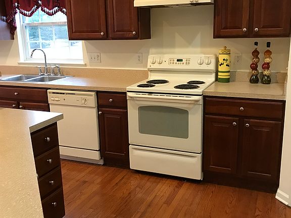 3rd image of 1613 Edgemere Way