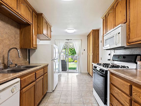 3rd image of 1580 Jeffries Ave