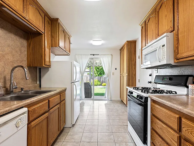 1580 Jeffries Ave — Photo 3