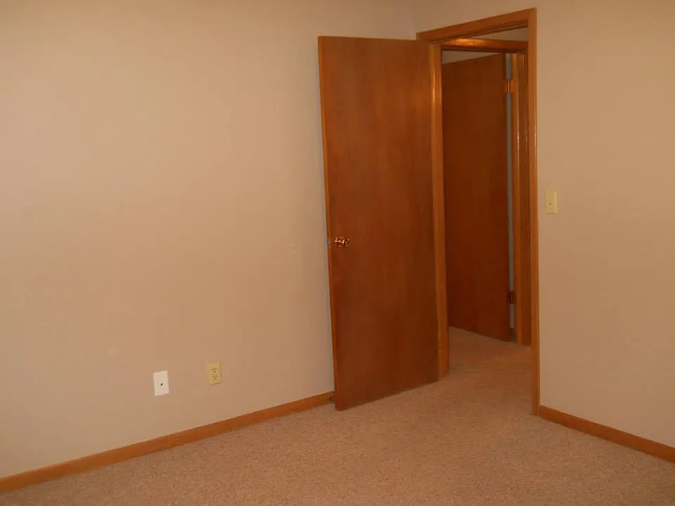2 bed, 900 sqft, $750 — Photo 3