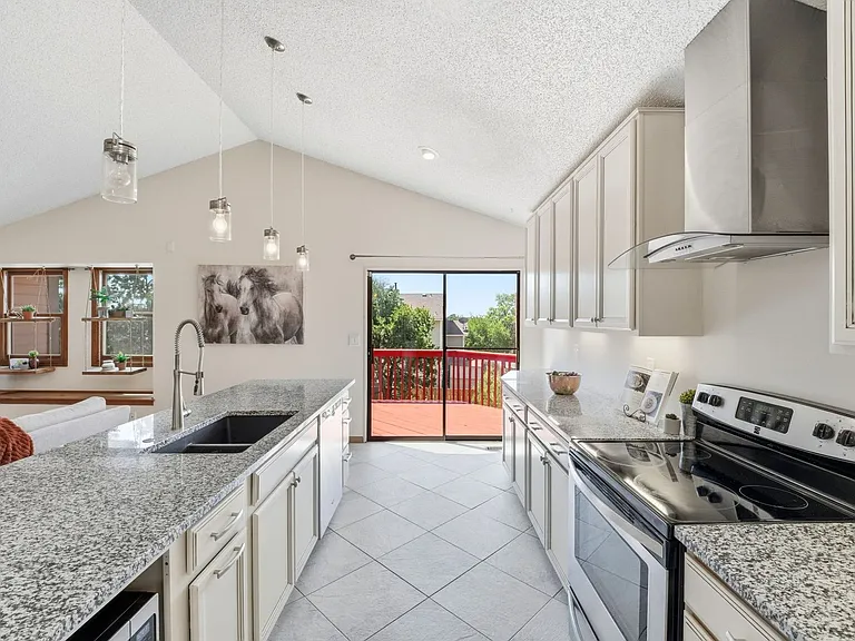 7567 Liberty Bell Dr — Photo 2