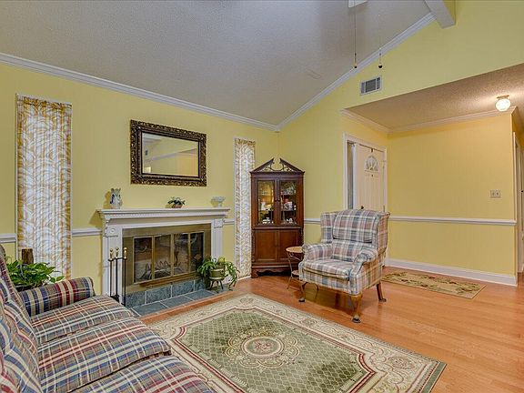 4th image of 229 Woodland Drive