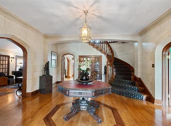 4th image of 1901 W 61st Ter
