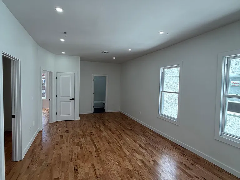 183 Woodside Ave #3F — Photo 2