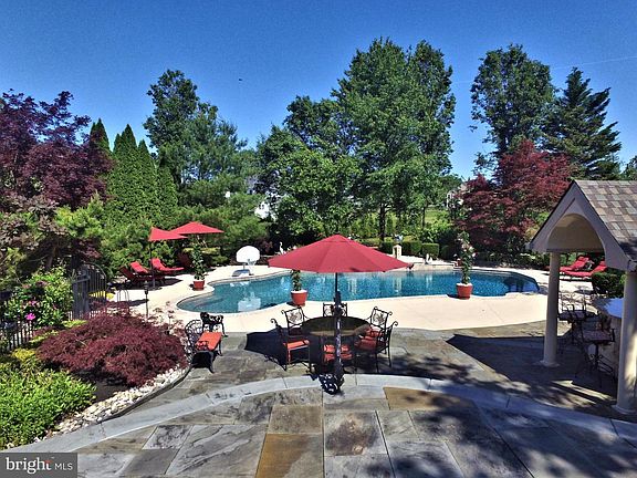 5th image of 857 Burgdorf Dr