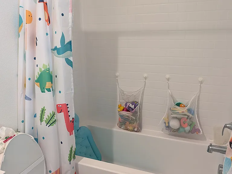 2nd bedroom's bathroom