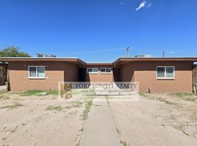 3049-3051 E Proctor Vista