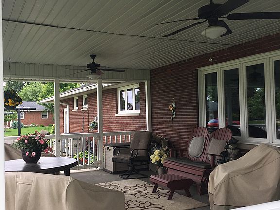 Covered patio in back