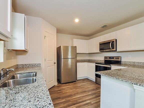 3rd image of 18 Poinsettia Ln